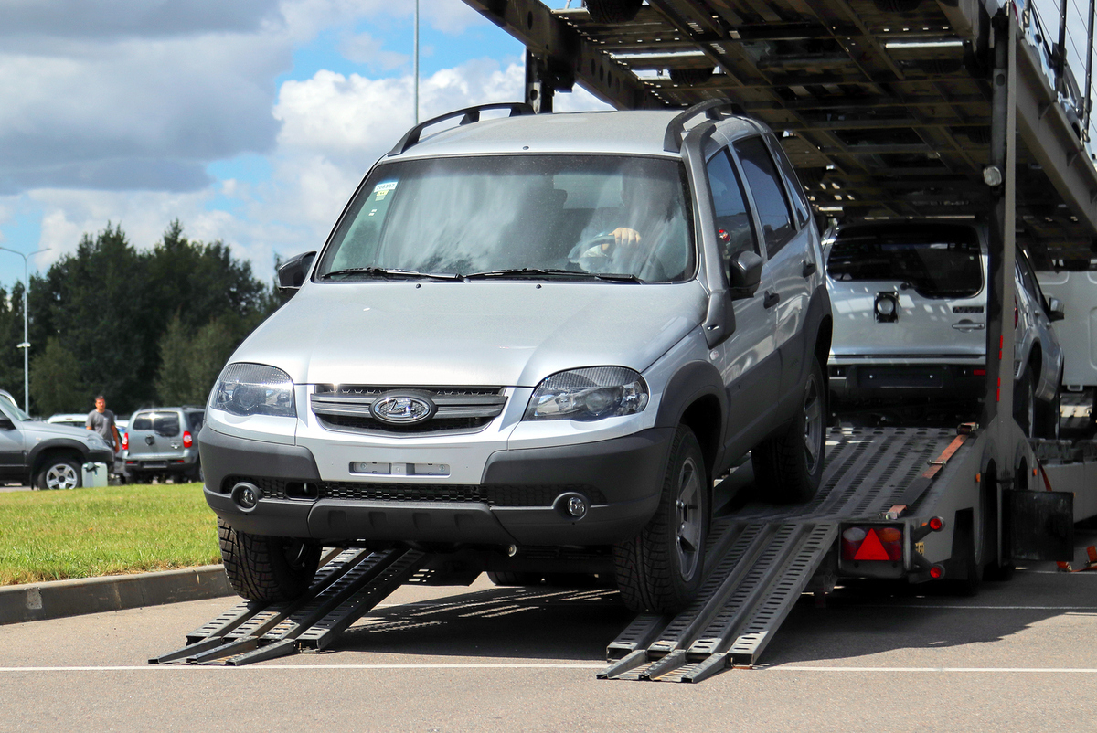 В Беларусь привезли первые Lada Niva