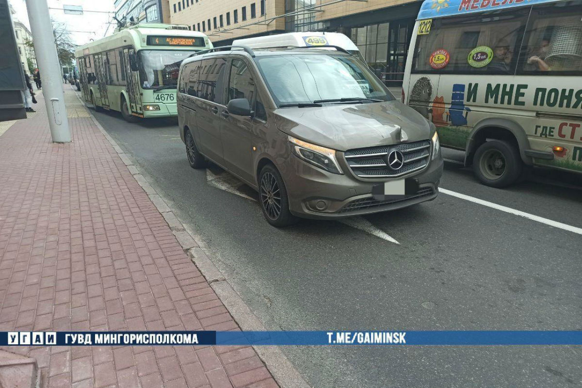 В Минске Mercedes вне перехода сбил семью с ребенком на руках