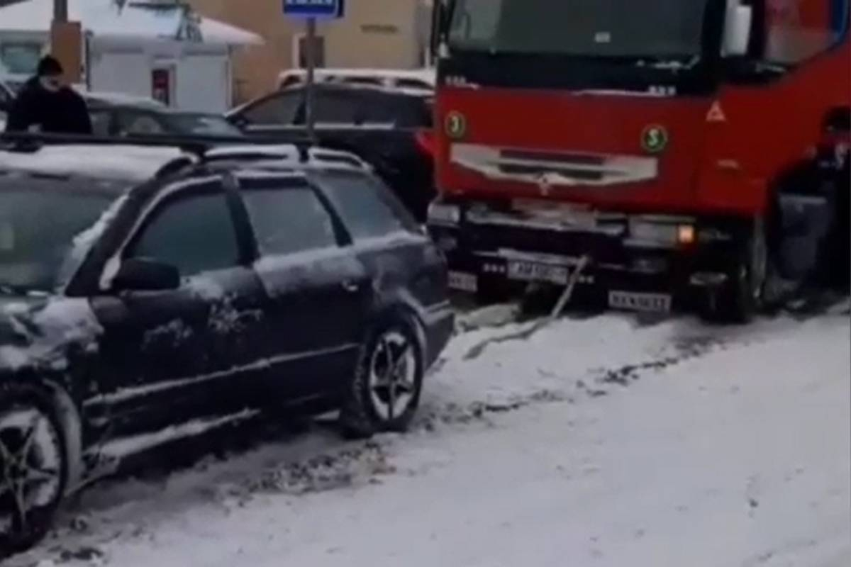 Видеофакт: Audi Quattro взял на буксир фуру в Дзержинске