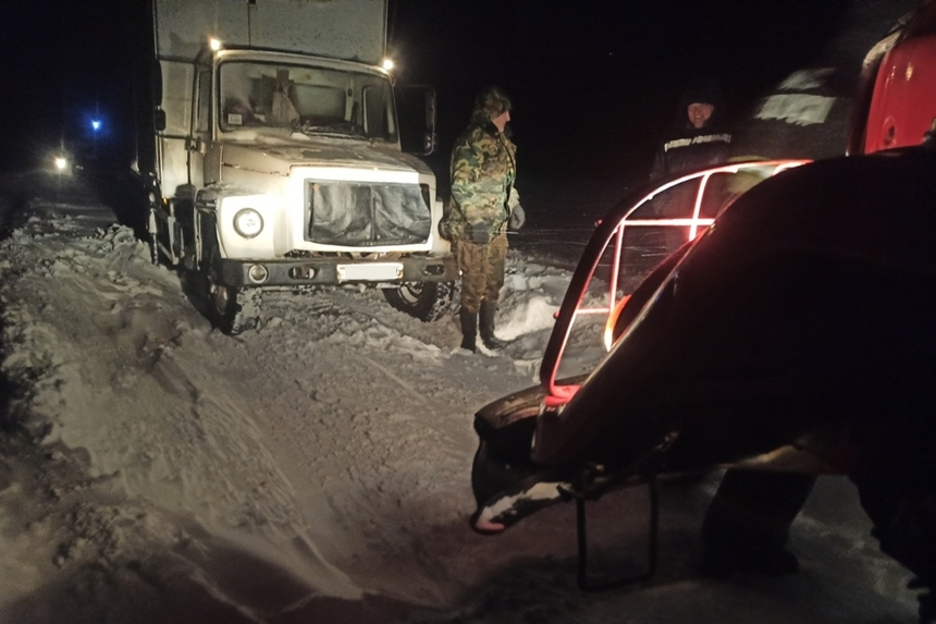 Из снежных заносов в Беларуси спасатели МЧС за сутки вытащили 232 автомашины