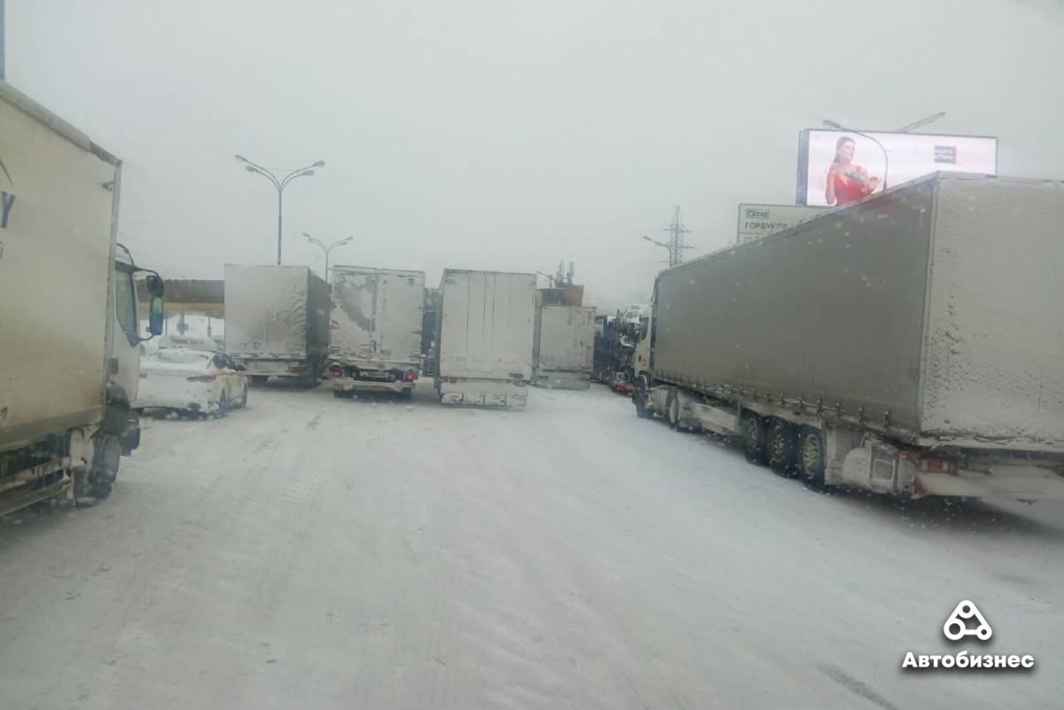 Снежный коллапс в Москве. Белорусский дальнобойщик: "Фуры в пять рядов на МКАД еще никогда не стояли"