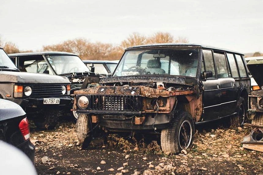Огромное кладбище люксовых внедорожников Range Rover обнаружили в Великобритании