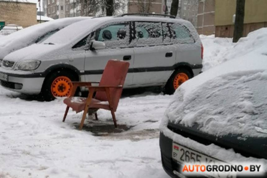 Тумбочка, вешалка и не только. Как белорусы "столбят" места на расчищенных от снега парковках