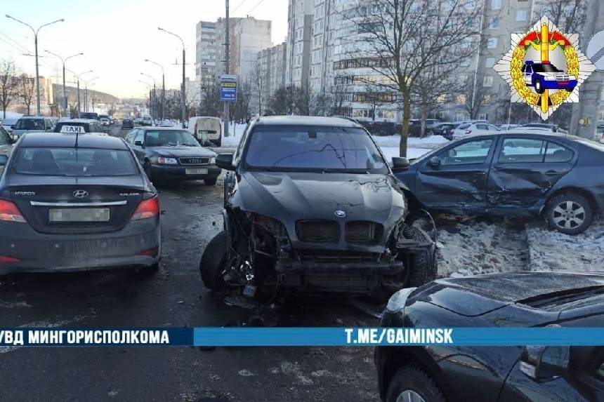 В Минске водитель BMW нарушил правила обгона и врезался в три авто
