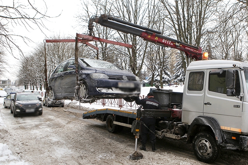 В ГАИ назвали число эвакуированных машин в Минске, которые мешали очистке улиц от снега