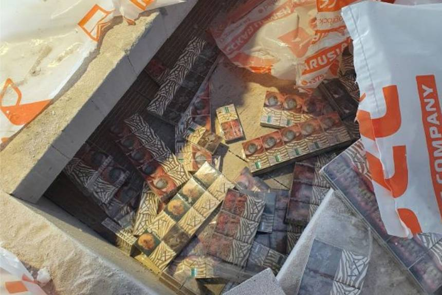В "гробах" из строительных блоков в белорусской фуре нашли сигареты на 355.000 евро