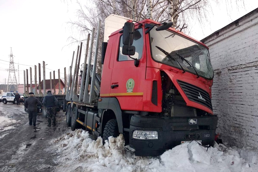 Сортиментовоз в Климовичах не вписался в поворот и врезался в дерево – водитель госпитализирован