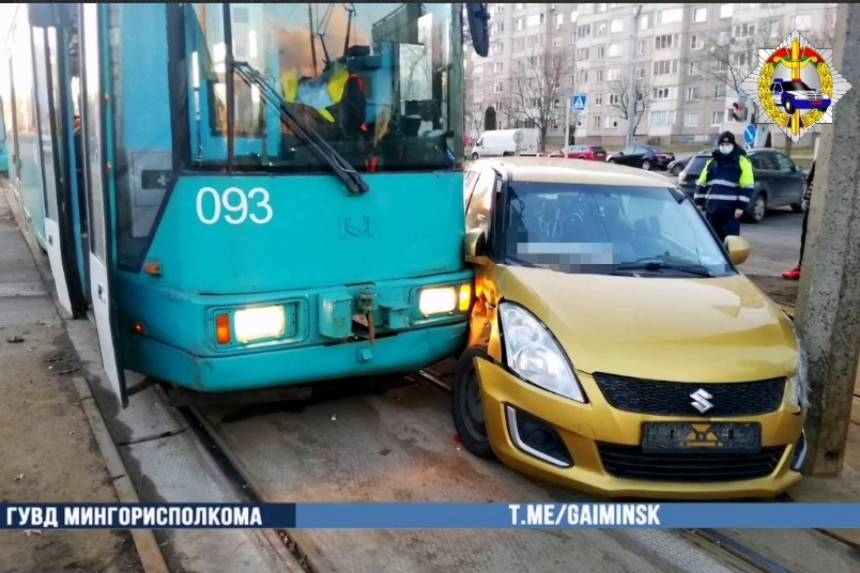 ДТП в Серебрянке: трамвай прижал Suzuki к столбу