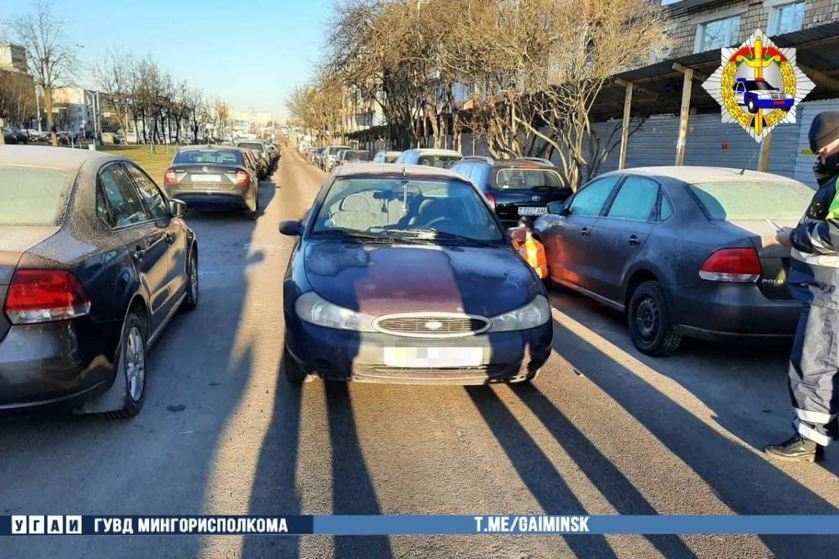 В Минске водитель Ford сбил дорожного рабочего на проезжей части