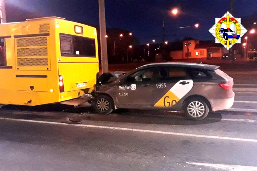 Автомобиль "Яндекс Go" в Минске протаранил остановившийся автобус – таксиста увезла "скорая"