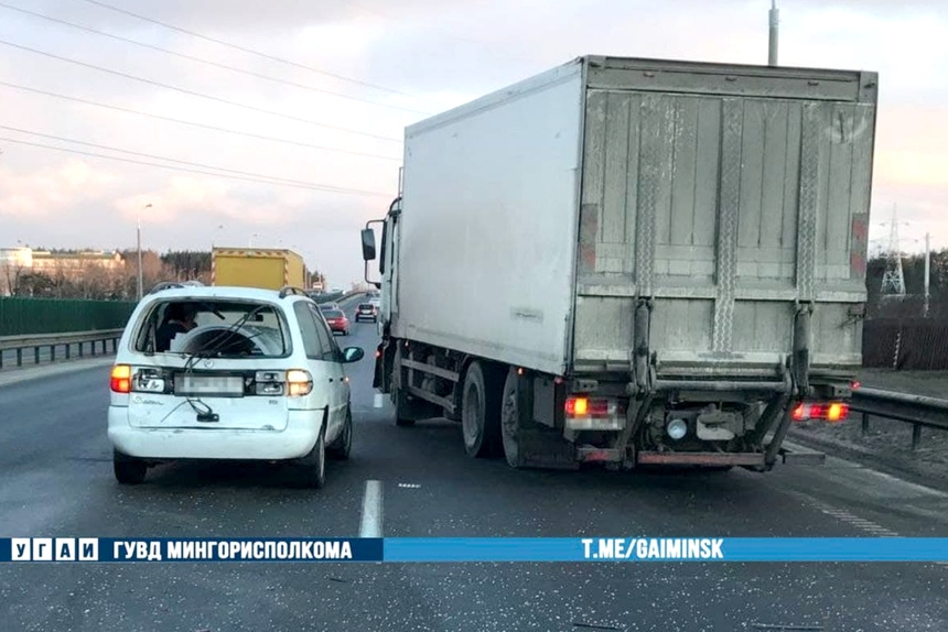 В ГАИ рассказали, как произошло столкновение Volkswagen Sharan и грузовика Mercedes на МКАД в субботу