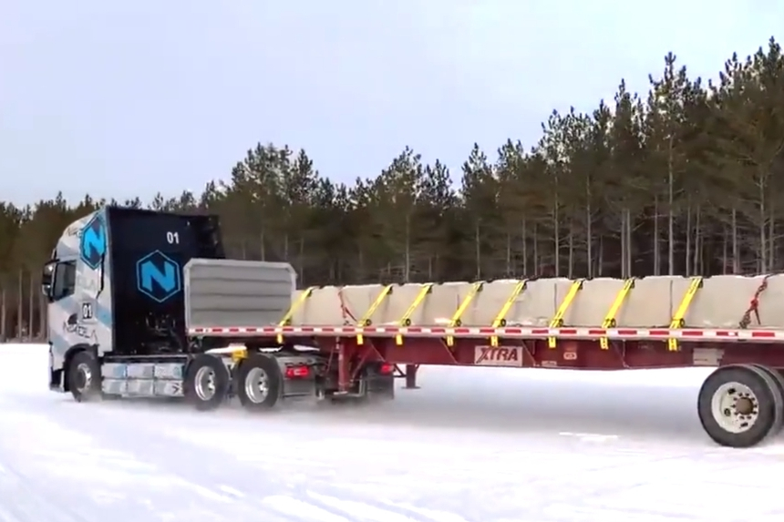 Электрический тягач Nikola Tre проходит испытания на зимних трассах. Способен ли на такое Tesla Semi?