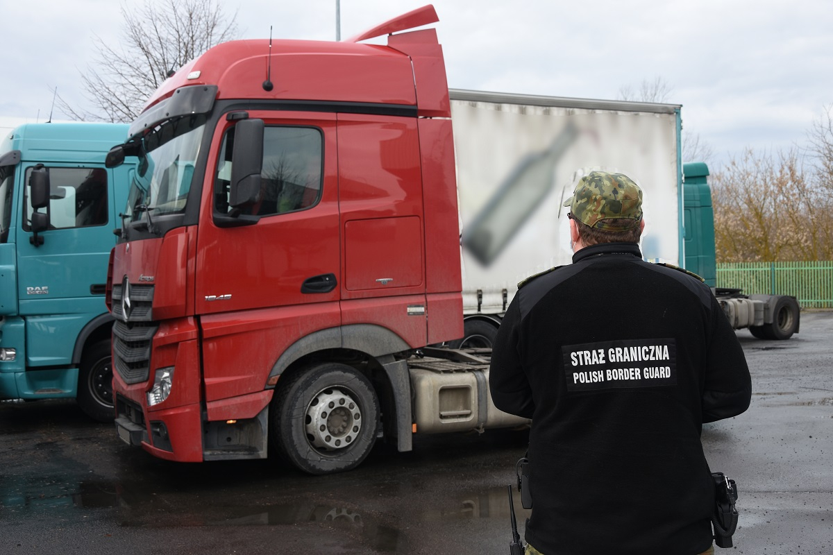 Белоруса на украденном в Польше грузовике Mercedes остановили на границе