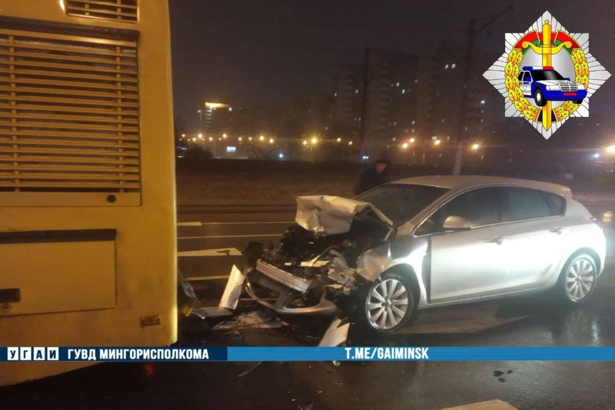 В Минске водитель Opel c 2,42 промилле въехал в автобус на светофоре