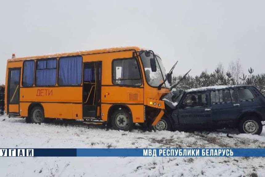 Под Осиповичами "Нива" выехала под школьный автобус – погиб пассажир