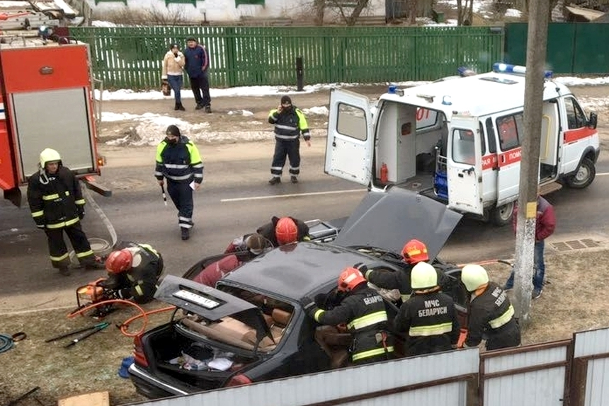 Женщина на Mercedes-Benz W202 врезалась в дерево в Осиповичах – потребовалась помощь МЧС