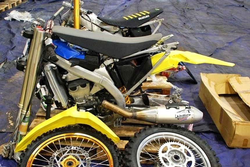 В запчастях на 60 евро из Эстонии таможенники нашли два разобранных мотоцикла стоимостью 10.000 евро