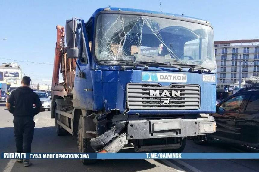 В Минске MAN разбил два автомобиля