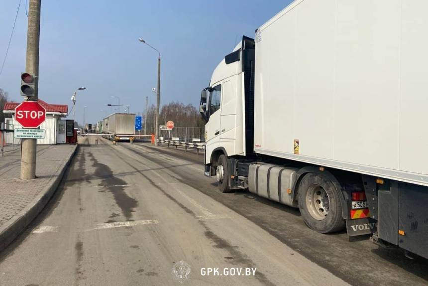 На литовской границе грузовики оформляют в ручном режиме. Сколько стоят сутки простоя?