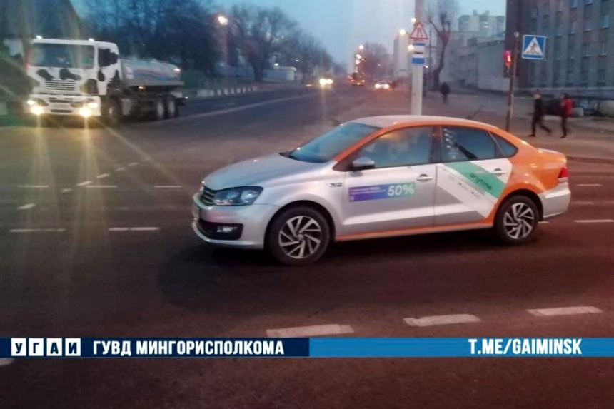 Каршеринговый Volkswagen в Минске сбил пешехода на переходе