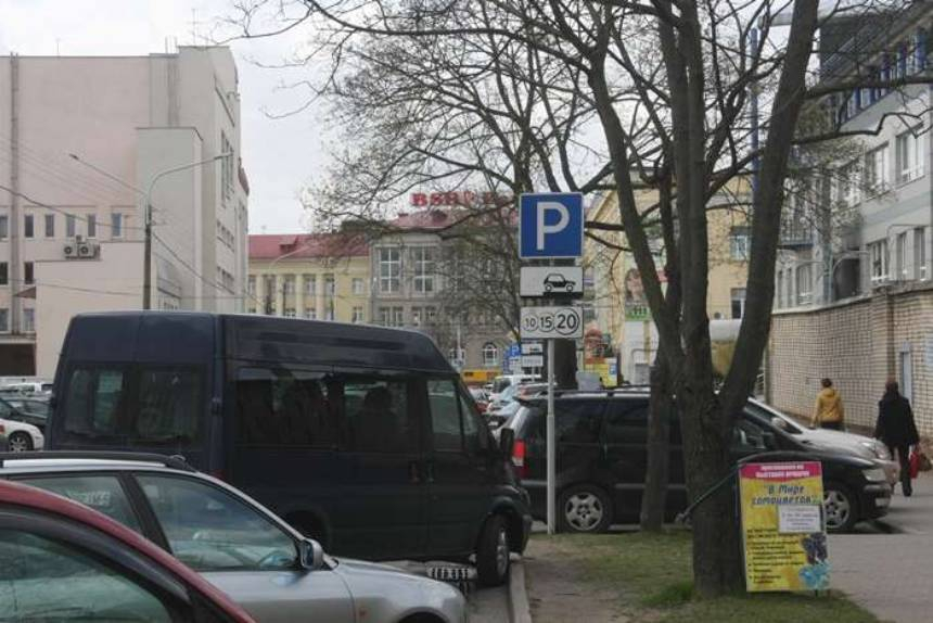 До конца 2022 года парковки внутри второго кольца в Минске поручено сделать платными