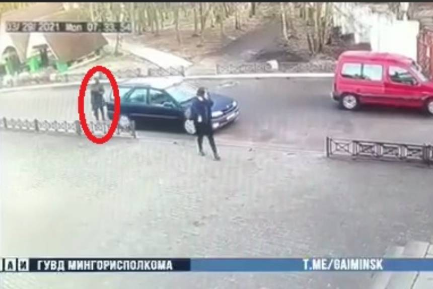 В Минске Renault, двигаясь задним ходом, сбил женщину. Видео