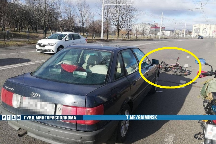 Audi в Минске на пешеходном переходе сбил велосипедиста – пострадавшего увезла "скорая"