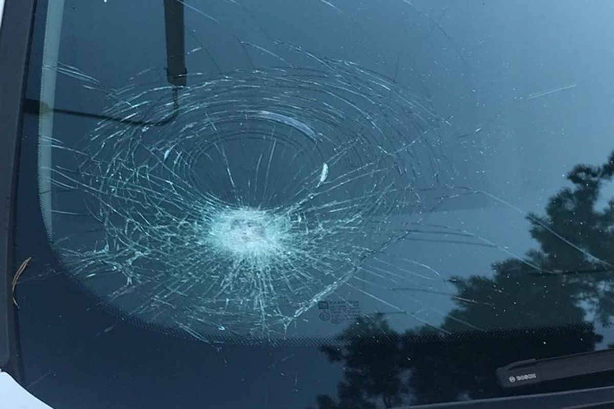 Пенсионеру не понравилось, что водитель разворачивается возле его дома, и он разбил в авто лобовое стекло