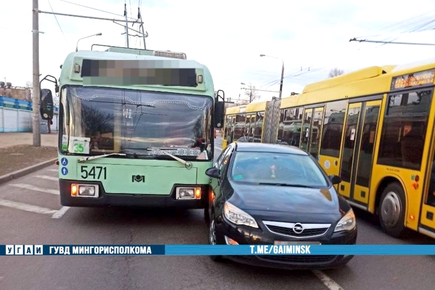В ГАИ показали, как легковой Opel и троллейбус столкнулись в Минске на Ваупшасова