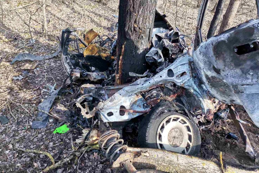 "Легковушка" вылетела с дороги, врезалась в деревья и загорелась – погибли двое