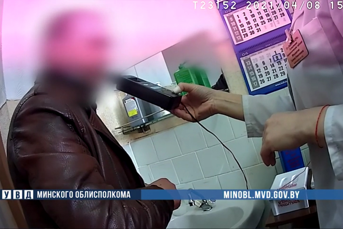 Пьяный водитель Mercedes предложил инспекторам ГАИ 200 рублей