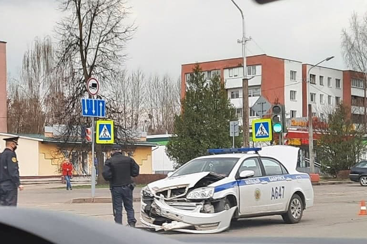 В Бобруйске автомобиль милиции попал в ДТП. Фотофакт