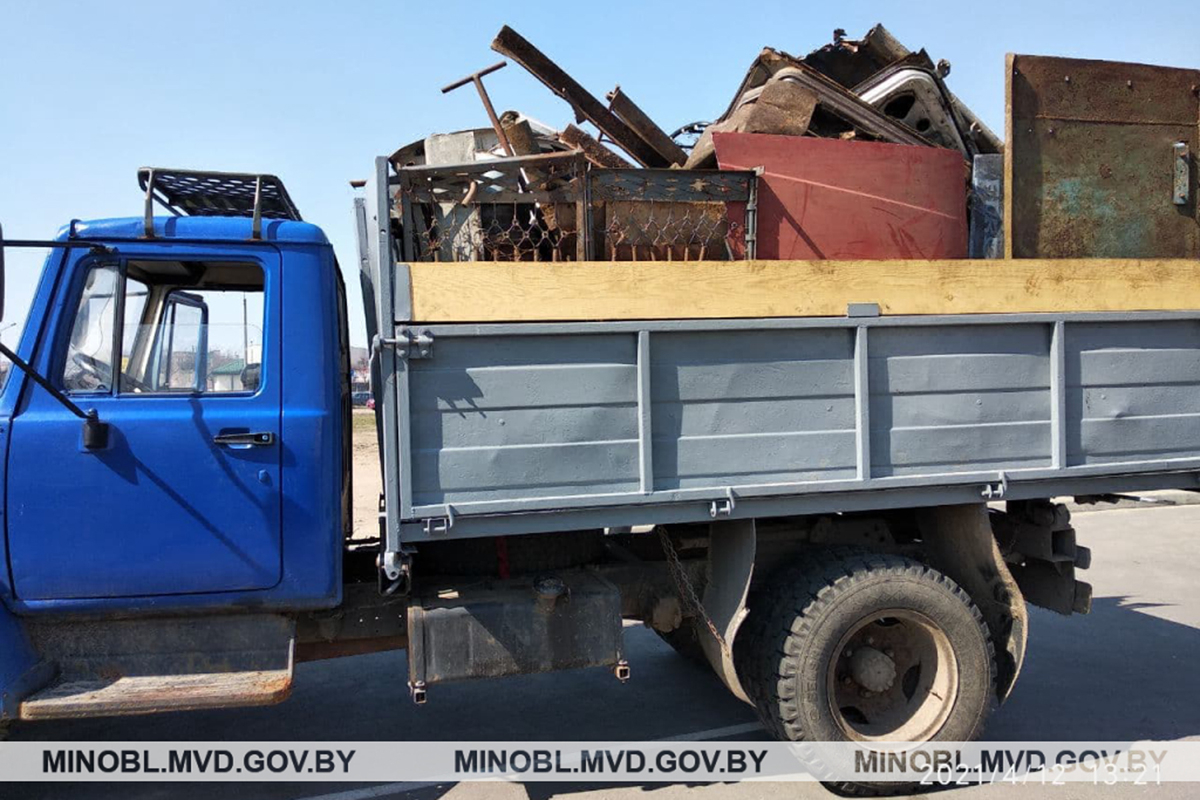 В Борисове инспекторы ГАИ остановили грузовик с 2,5 тонны металлолома – водителя ждет штраф до 100 базовых величин
