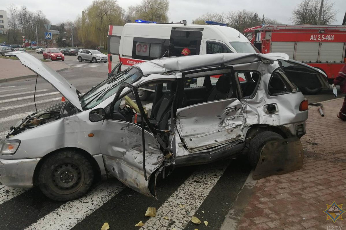Посмотрите видео с камеры на шлеме спасателя, как деблокировали водителя после ДТП в Гродно