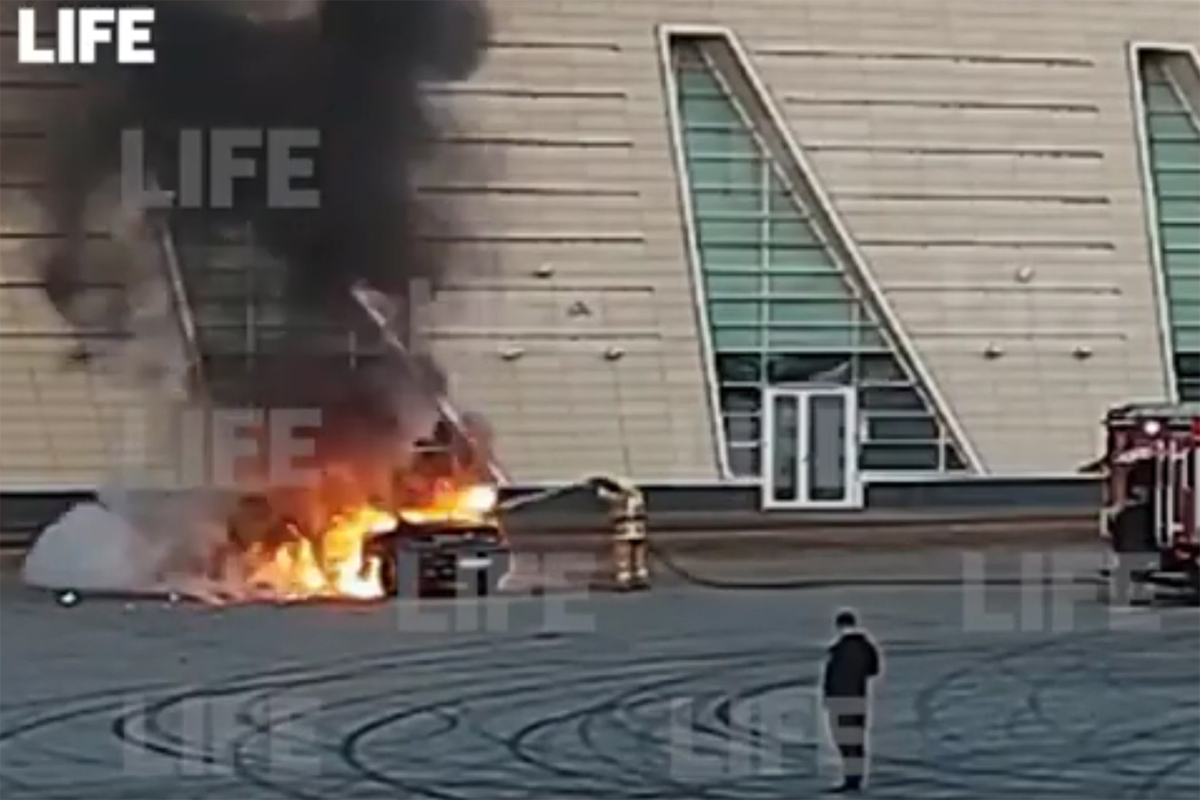 Житель Петербурга "продрифтил" BMW 6 – автомобиль сгорел дотла. Видео
