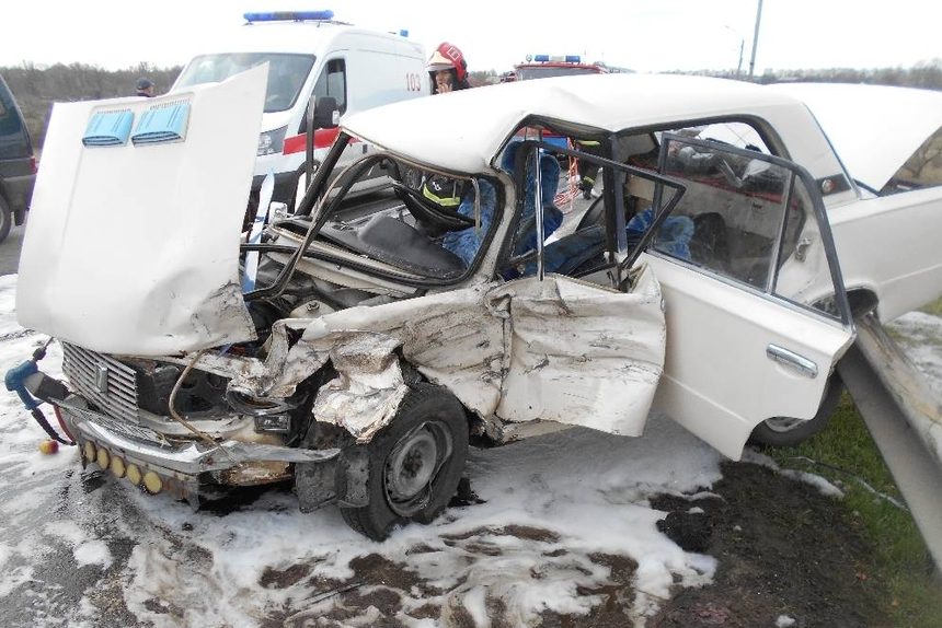 В Бобруйске лоб в лоб столкнулись ВАЗ-2101 и Renault. Водителя "копейки" зажало в салоне