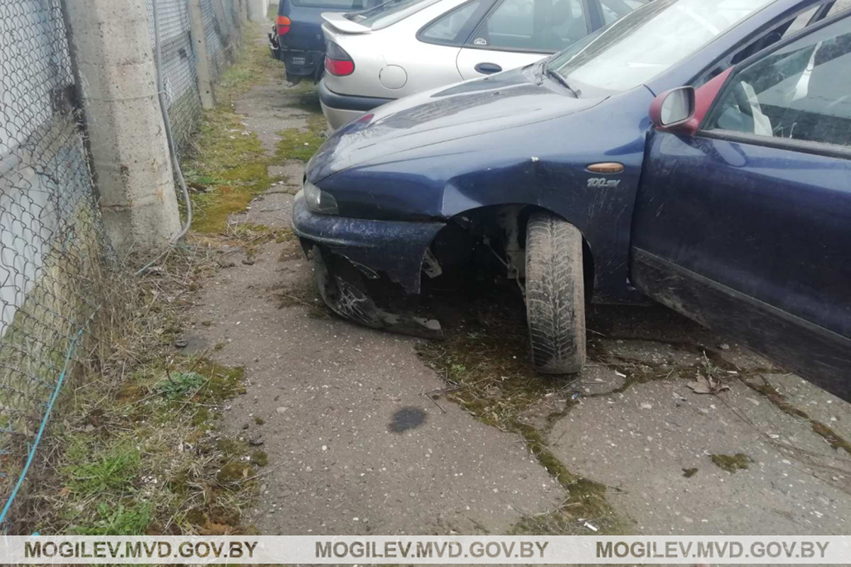В Бобруйске мужчина разбил машину, которую оставили ему на ремонт, и заявил об угоне