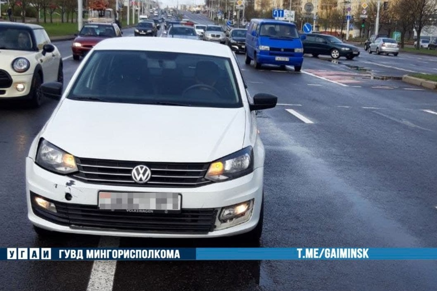 Водитель Volkswagen в Минске проехал на красный свет и сбил пешехода на переходе