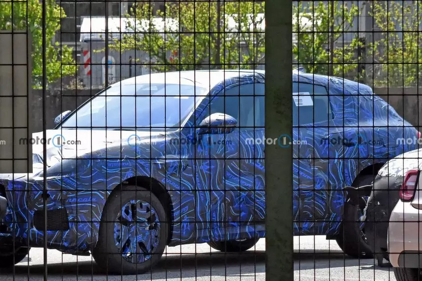 Новый кроссовер Maserati засветился на шпионских фото