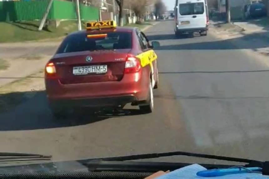 "Скорую" в Борисове такси не пропустило на срочный вызов. Таксист: "Скорая" без "маячков" меня буквально "душила"