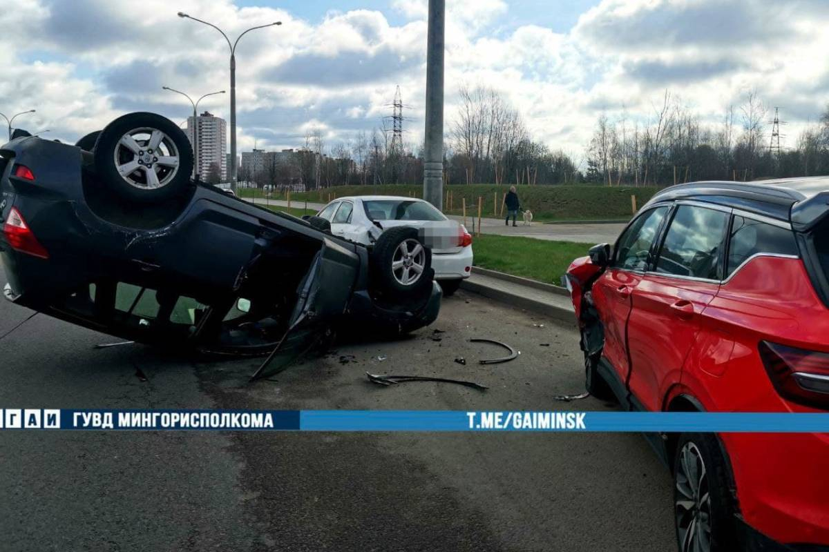 В Минске Toyota врезалась в Geely и опрокинулась