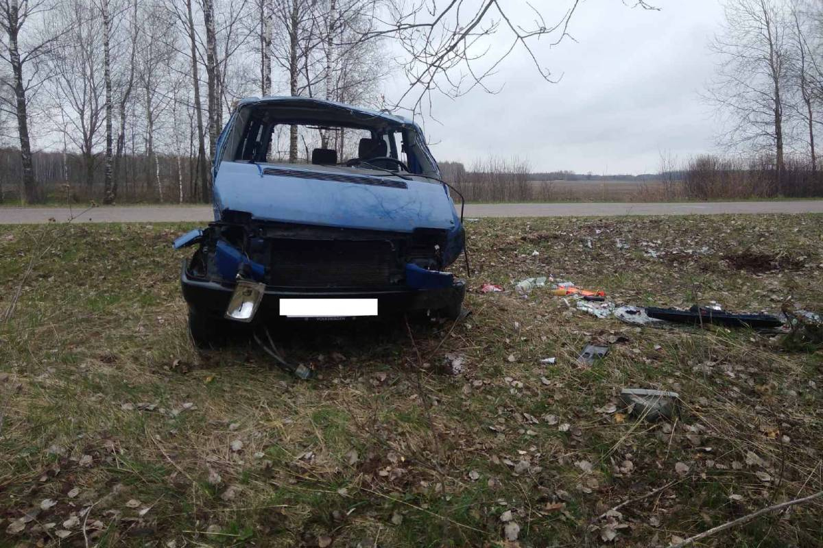 Неудачный обгон: погрузчик сбросил VW Transporter в кювет под Червенем