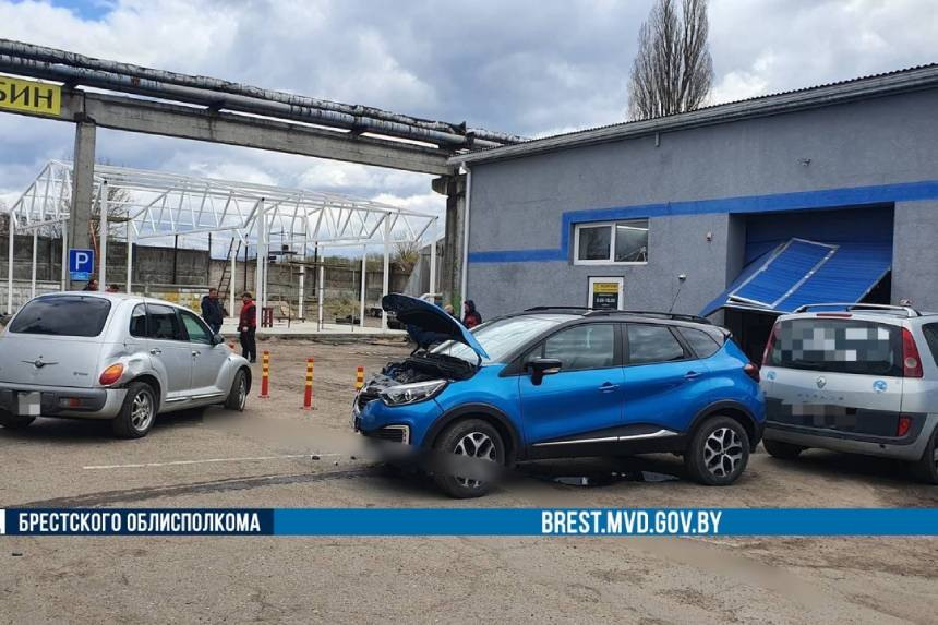 В Бресте женщина на Renault проходила техосмотр, но что-то пошло не так. Фотофакт