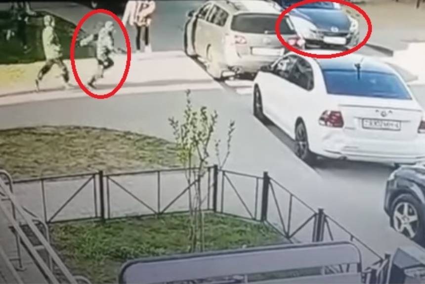 Заигрался: в Гродно ребенок с разбега ударился в проезжавший автомобиль. Видео