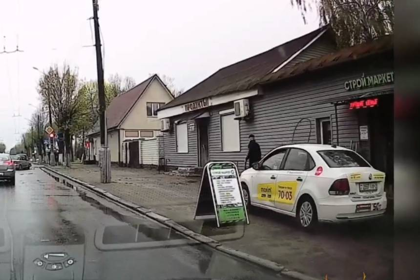 В Гомеле таксист объехал пробку по тротуару, где шли люди. Видео