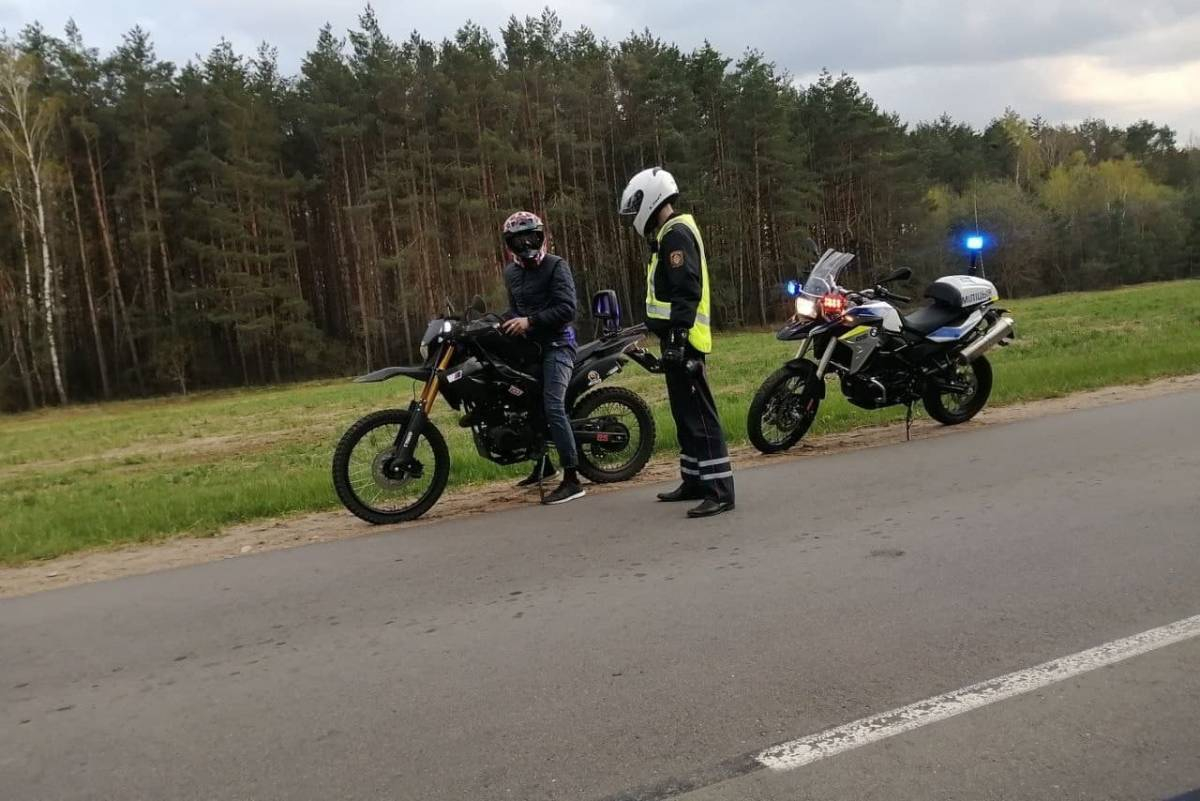 Дороги Минской области начали патрулировать инспекторы ГАИ на мотоциклах