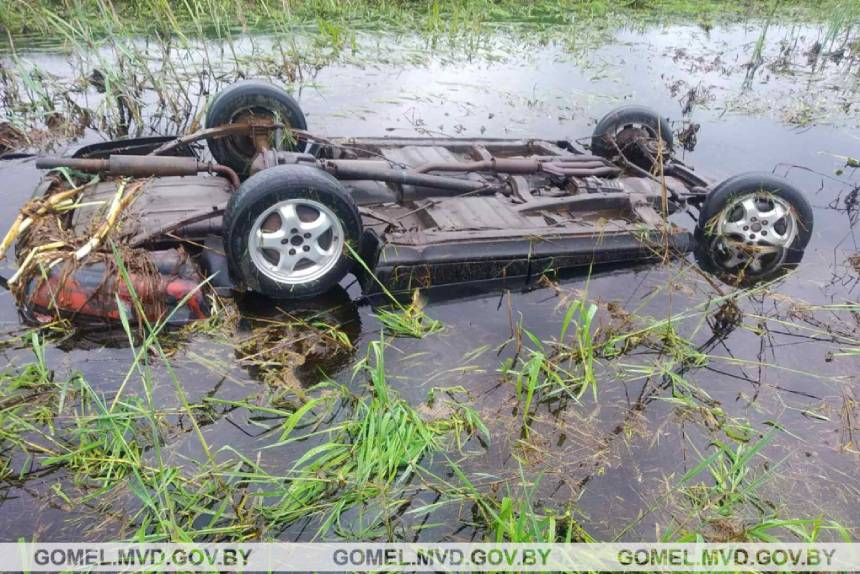 Под Лельчицами "Волга" опрокинулась в канал с водой – погибли 19-летняя девушка и 24-летний парень