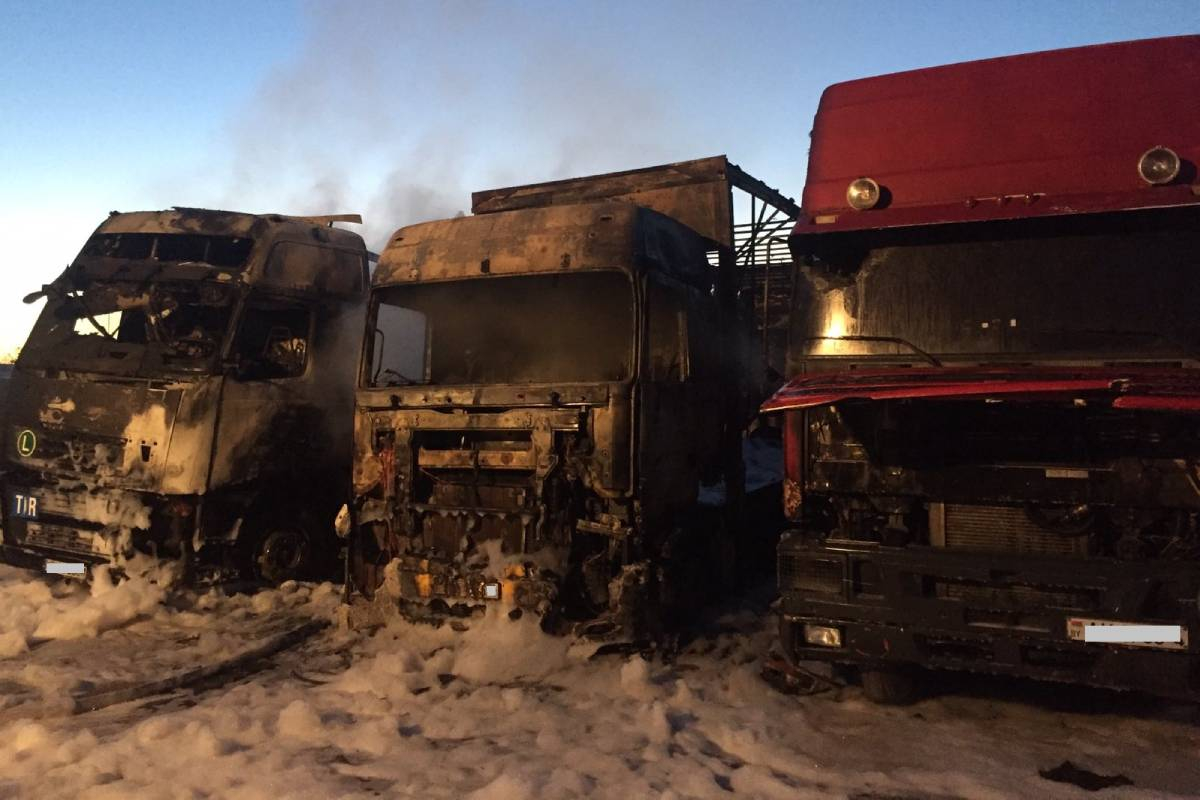В Волковыске ночью полыхали три грузовика