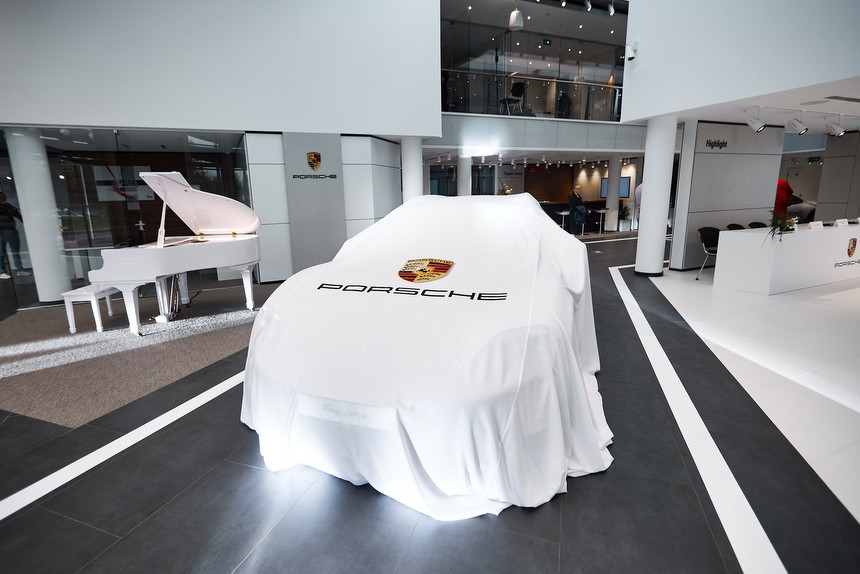 Первый в Восточной Европе и третий в мире. В Минске открылся автоцентр Porsche нового формата