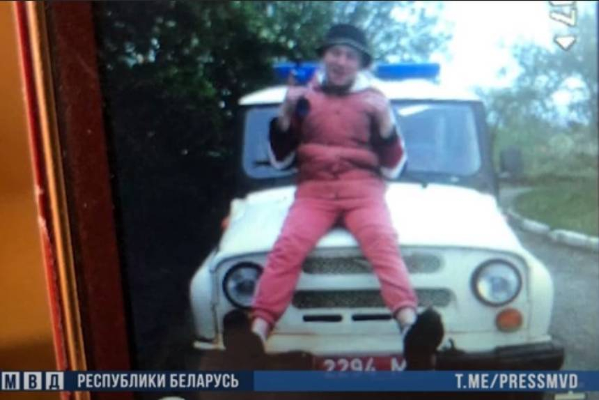 За фото на милицейском УАЗе в отношении двух парней возбудили уголовное дело
